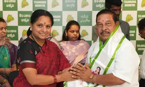 అసంతృప్తుల చూపు.. కవిత వైపేనా..!?