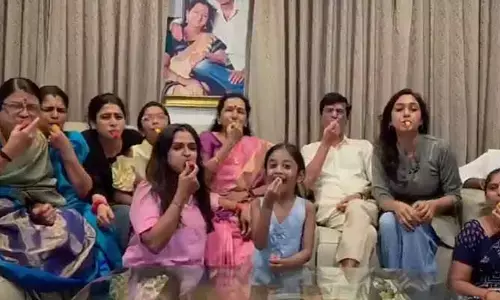 విజయ్ ఇంట గెలుపు సంబరాలు.. విజిల్ వేస్తూ జోష్