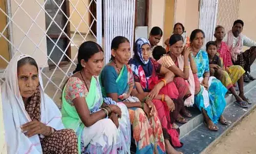 నీళ్ల కోసం ఎంపీడీవో కార్యాలయం ఎదుట మహిళల ధర్నా