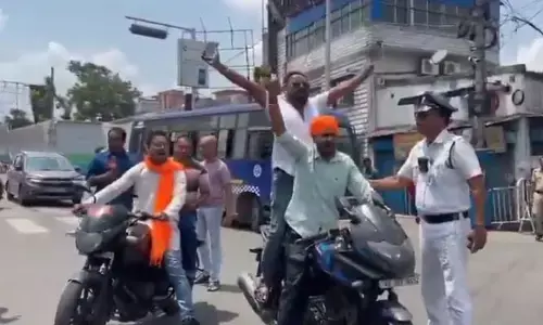 West Bengal: మమతా బెనర్జీ ఇంటి ముందు జై శ్రీరామ్ నినాదాలు..