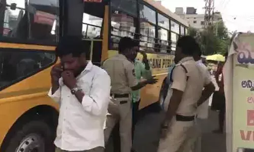 పెళ్లిళ్లకు స్కూల్ బస్సుల వినియోగం.. స్థానికులు తీవ్ర ఆగ్రహం