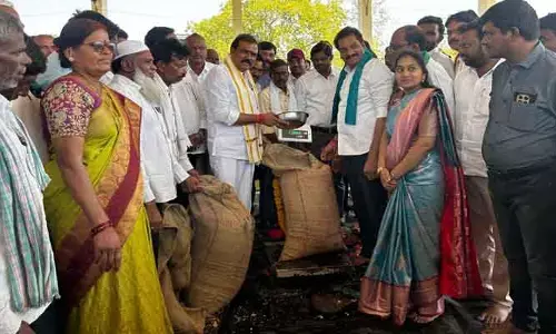 దళారుల వద్ద పంట విక్రయించొద్దు  : ఎమ్మెల్యే పాయల్ శంకర్