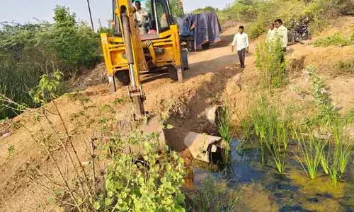 కబ్జాను తొలగించిన ఇరిగేషన్ అధికారులు