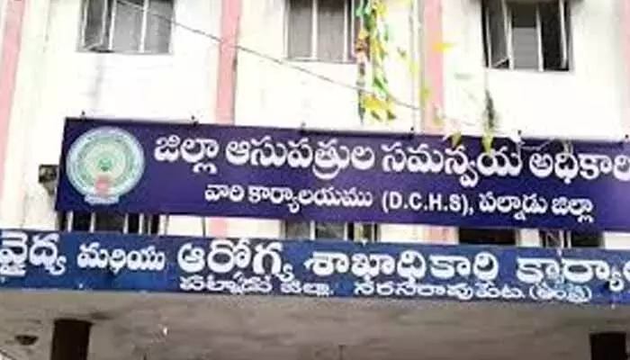 ఏరియా ఆస్పత్రిలో షాడో పాలన.. ఇన్స్యూరెన్స్ పేరుతో వసూళ్లు? ఏరియా ఆస్పత్రిలో షాడో పాలన.. ఇన్స్యూరెన్స్ పేరుతో వసూళ్లు?