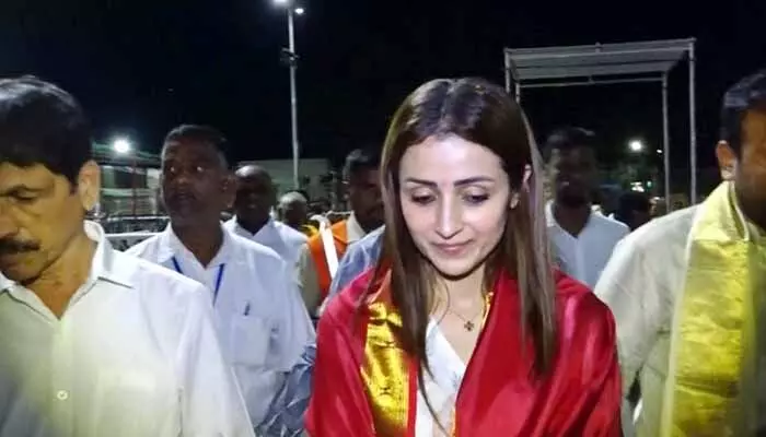 విజయ్ విజయం కోసం.. తిరుమల శ్రీవారిని మొక్కుకున్న త్రిష విజయ్ విజయం కోసం.. తిరుమల శ్రీవారిని మొక్కుకున్న త్రిష