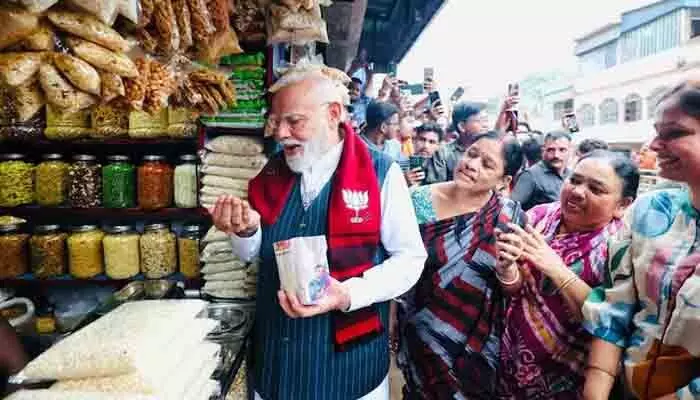 ప్రధాని ‘ఝల్ మురి’ మ్యాజిక్.. ఝార్గ్రామ్లో ఘనవిజయం దిశగా బీజేపీ ప్రధాని ‘ఝల్ మురి’ మ్యాజిక్.. ఝార్గ్రామ్లో ఘనవిజయం దిశగా బీజేపీ