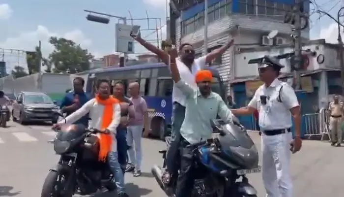 West Bengal: మమతా బెనర్జీ ఇంటి ముందు జై శ్రీరామ్ నినాదాలు.. West Bengal: మమతా బెనర్జీ ఇంటి ముందు జై శ్రీరామ్ నినాదాలు..