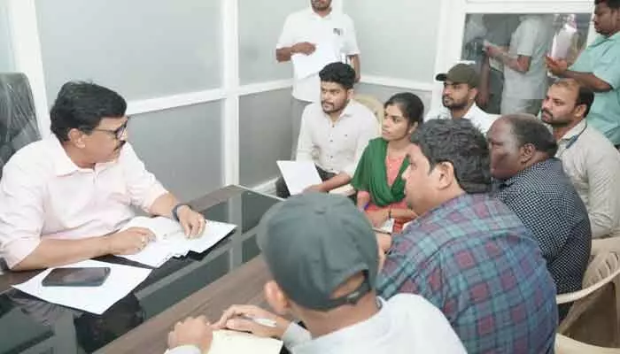సీఎం దృష్టికి తీసుకెళ్లి పరిష్కరిస్తా: మంత్రి కందుల దుర్గేశ్ హామీ సీఎం దృష్టికి తీసుకెళ్లి పరిష్కరిస్తా: మంత్రి కందుల దుర్గేశ్ హామీ