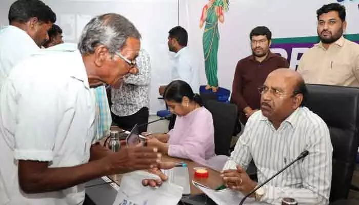 ప్రజావాణికి వచ్చే సమస్యలకు సత్వరమే పరిష్కారం చూపాలి: అడిషనల్ కలెక్టర్ ప్రజావాణికి వచ్చే సమస్యలకు సత్వరమే పరిష్కారం చూపాలి: అడిషనల్ కలెక్టర్