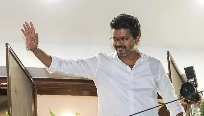జనసందోహం మధ్య టీవీకే అధినేత సంబరాలు.. చెన్నై నివాసం వద్ద శ్రేణులకు అభివాదం జనసందోహం మధ్య టీవీకే అధినేత సంబరాలు.. చెన్నై నివాసం వద్ద శ్రేణులకు అభివాదం