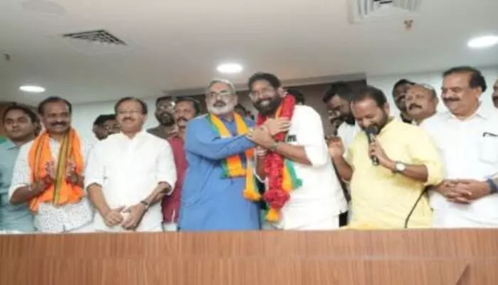 Kerala: కేరళ రాజకీయాల్లో కొత్త మార్పులు Kerala: కేరళ రాజకీయాల్లో కొత్త మార్పులు