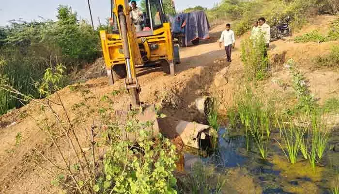కబ్జాను తొలగించిన ఇరిగేషన్ అధికారులు కబ్జాను తొలగించిన ఇరిగేషన్ అధికారులు