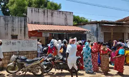 ఆసరా పెన్షన్ల పంపిణీలో గందరగోళం