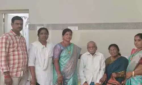 ఎమ్మెల్యే ముర‌ళినాయ‌క్ తండ్రిని ప‌రామ‌ర్శించిన డీసీసీ జ‌న‌ర‌ల్ సెక్రట‌రీ చెన్నూరు విజ‌య‌ల‌క్ష్మీ