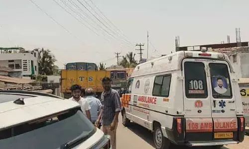 ఇరుకైన రోడ్డు.. అంబులెన్స్‌కు దారి లేక ఇబ్బందులు