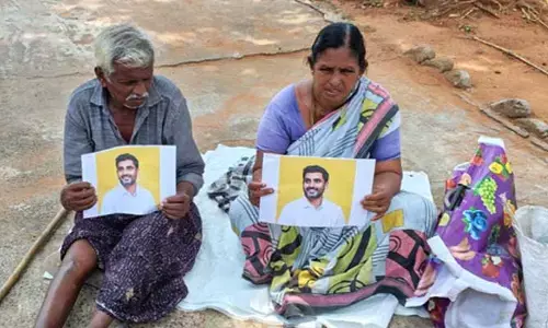 తమను ఆదుకోవాలని వృద్ధ దంపతుల నిరసన..  మంత్రి లోకేష్‌కు రిక్వెస్ట్