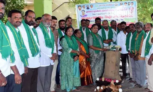 ప్రభుత్వ కేంద్రాల్లోనే వడ్లు అమ్మండి: టీజీఐఐసీ చైర్‌పర్సన్ నిర్మలా జగ్గారెడ్డి
