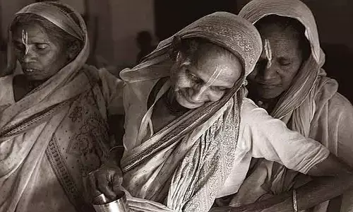 సంక్షేమం పేరుతో అన్యాయం? వితంతువులకు నిలిచిపోతున్న పెన్షన్లు!