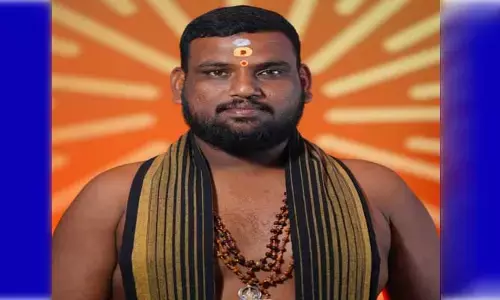 తుల్జాభ‌వాని ద‌ర్శ‌నానికి వెళ్లి వ‌స్తుండ‌గా ట్రాలీని ఢీ కొట్టిన కారు