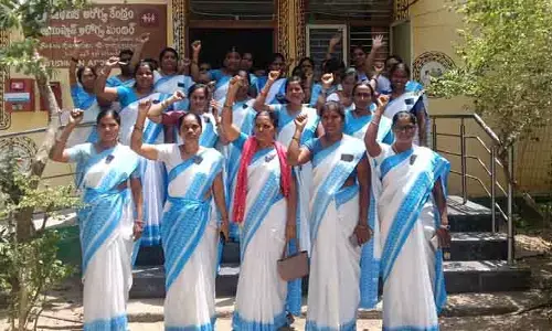 న‌ల్ల బ్యాడ్జీల‌తో ఆశా వ‌ర్క‌ర్లు నిర‌స‌న