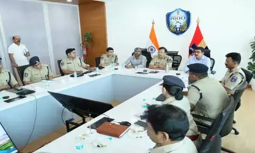 ఓఆర్ఆర్ పై నిద్ర‌పోతూ డ్రైవింగ్