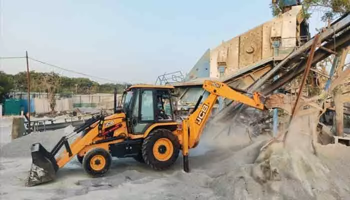 అక్రమ మైనింగ్పై హైడ్రా ఉక్కుపాదం.. ఒకేరోజు 6 ప్రాంతాల్లో భారీ ఆపరేషన్! అక్రమ మైనింగ్పై హైడ్రా ఉక్కుపాదం.. ఒకేరోజు 6 ప్రాంతాల్లో భారీ ఆపరేషన్!