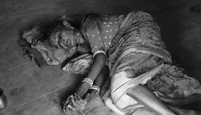 తల్లి పై విచక్షణారహితంగా దాడి చేసిన కొడుకు.. పరిస్థితి విషమం తల్లి పై విచక్షణారహితంగా దాడి చేసిన కొడుకు.. పరిస్థితి విషమం