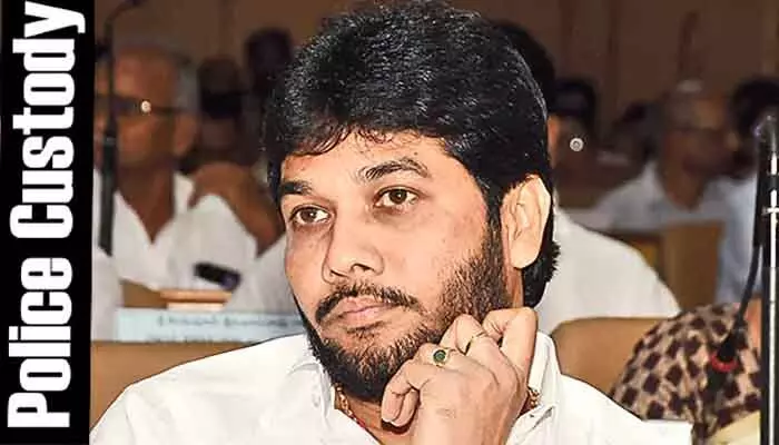 పోలీసు కస్టడీకి ఎమ్మెల్సీ అనంతబాబు.. కాకినాడ సర్పవరం పీఎస్లో విచారణ! పోలీసు కస్టడీకి ఎమ్మెల్సీ అనంతబాబు.. కాకినాడ సర్పవరం పీఎస్లో విచారణ!