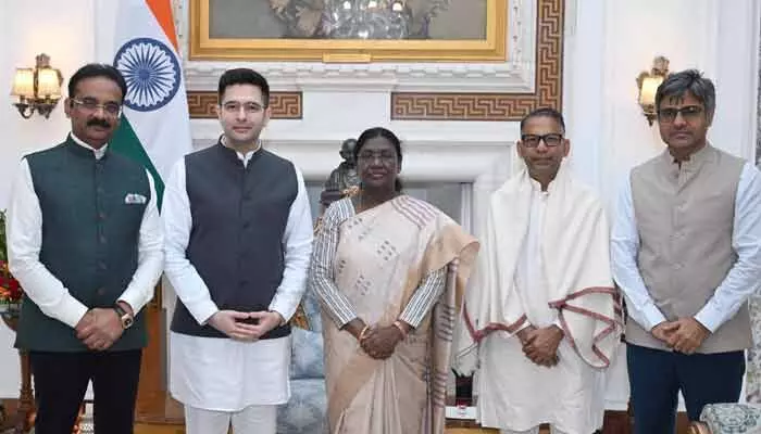 రాష్ట్రపతిని కలిసిన రాఘవ్ చద్దా.. పంజాబ్ ప్రభుత్వంపై ఫిర్యాదు! రాష్ట్రపతిని కలిసిన రాఘవ్ చద్దా.. పంజాబ్ ప్రభుత్వంపై ఫిర్యాదు!