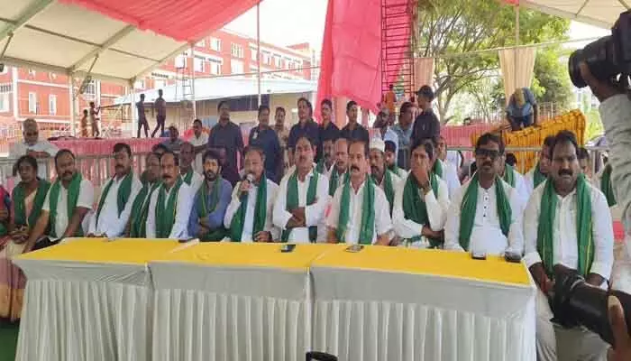 రైతుల విషయంలో కాంగ్రెస్ హామీల అమలు విస్మరించింది : బీఆర్ఎస్ నేతలు రైతుల విషయంలో కాంగ్రెస్ హామీల అమలు విస్మరించింది : బీఆర్ఎస్ నేతలు