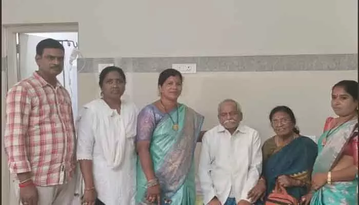 ఎమ్మెల్యే మురళినాయక్ తండ్రిని పరామర్శించిన డీసీసీ జనరల్ సెక్రటరీ చెన్నూరు విజయలక్ష్మీ ఎమ్మెల్యే మురళినాయక్ తండ్రిని పరామర్శించిన డీసీసీ జనరల్ సెక్రటరీ చెన్నూరు విజయలక్ష్మీ