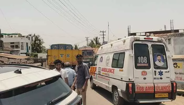 ఇరుకైన రోడ్డు.. అంబులెన్స్కు దారి లేక ఇబ్బందులు ఇరుకైన రోడ్డు.. అంబులెన్స్కు దారి లేక ఇబ్బందులు