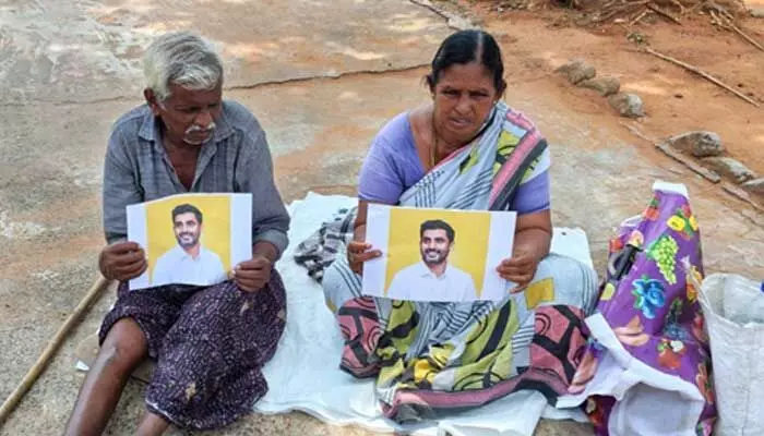 తమను ఆదుకోవాలని వృద్ధ దంపతుల నిరసన.. మంత్రి లోకేష్కు రిక్వెస్ట్ తమను ఆదుకోవాలని వృద్ధ దంపతుల నిరసన.. మంత్రి లోకేష్కు రిక్వెస్ట్