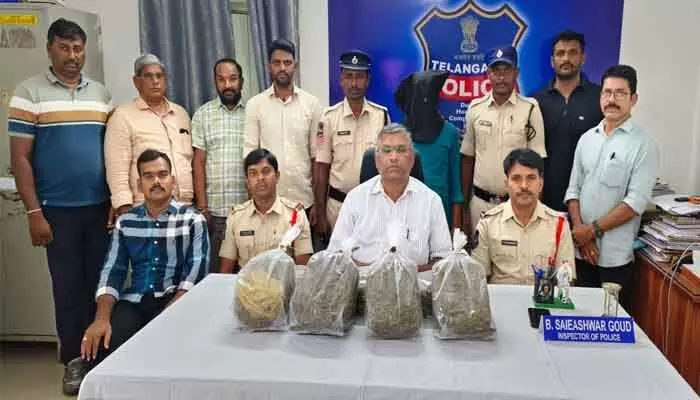 సికింద్రాబాద్ రైల్వే స్టేషన్ లో గంజాయి స్మగ్లింగ్ రాకెట్ భగ్నం సికింద్రాబాద్ రైల్వే స్టేషన్ లో గంజాయి స్మగ్లింగ్ రాకెట్ భగ్నం