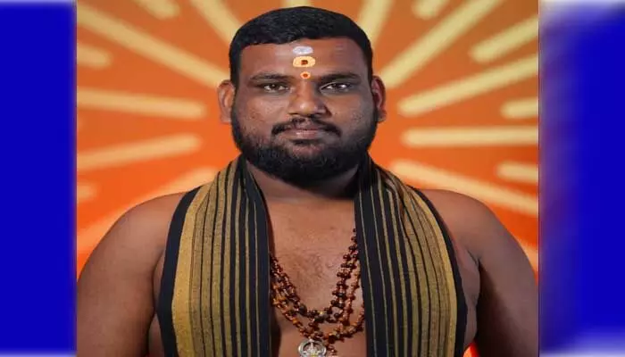 తుల్జాభవాని దర్శనానికి వెళ్లి వస్తుండగా ట్రాలీని ఢీ కొట్టిన కారు తుల్జాభవాని దర్శనానికి వెళ్లి వస్తుండగా ట్రాలీని ఢీ కొట్టిన కారు