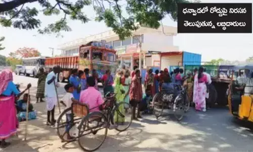 పింఛన్ల కోసం ముప్పుతిప్పలు.. ఎండలో ‘ముసలోళ్ల’ పడిగాపులు..