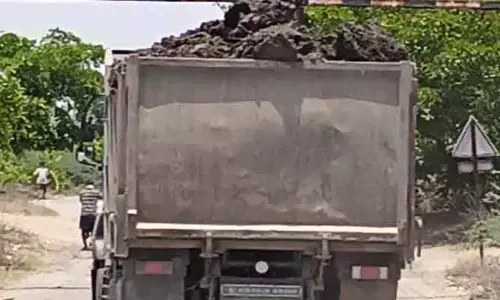 ప్ర‌మాద‌క‌ర టిప్ప‌ర్ల పై ప్ర‌జ‌ల ఆందోళ‌న