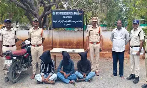 గంజాయి కేసులో ముగ్గురు యువ‌కులు అరెస్ట్