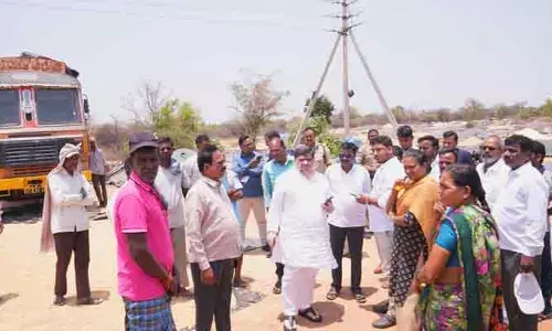 ధాన్యం కొనుగోలు కేంద్రాల్లో ఇబ్బందులు ఉండకూడదు.. కలెక్టర్‌తో మాట్లాడిన మంత్రి