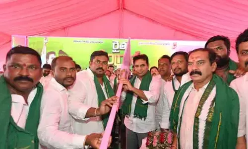 రైతులు కాళ్లు ప‌ట్టుకోవ‌డం కాదు.. కాల‌ర్ ప‌ట్టుకోవాలి : కేటీఆర్