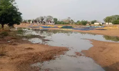 అకాల వర్షంతో తడిసి ముద్దైన వరి ధాన్యం..