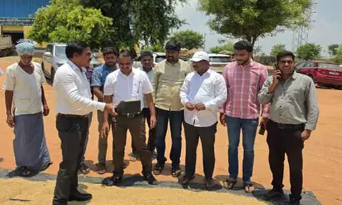 వడ్ల కొనుగోలు కేంద్రంలో ఆకస్మిక తనిఖీ