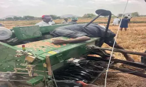 గడ్డి కట్టలు కట్టే యంత్రంలో పడి వ్యక్తి మృతి