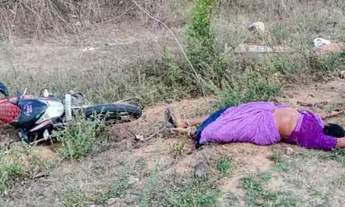 బైకు ను ఢీ కొట్టిన లారీ.. మ‌హిళా మృతి