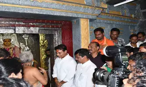 భద్రకాళీ అమ్మవారిని దర్శించుకున్న కేటీఆర్