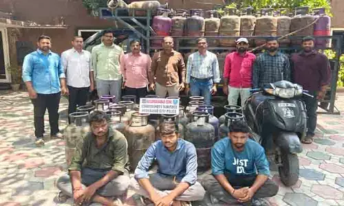 సికింద్రాబాద్ లో అక్ర‌మ గ్యాస్ సిలిండ‌ర్ల దందా బ‌ట్ట‌బ‌య‌లు
