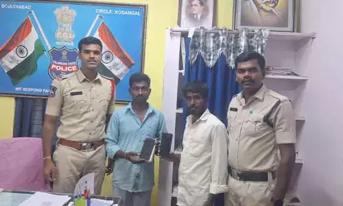 మొబైల్ ఫోన్ల రిక‌వ‌రీ.. బాధితుల‌కు అంద‌జేసిన దౌల్తాబాద్ ఎస్సై