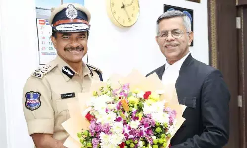 హైకోర్టు సీజేను కలిసిన డీజీపీ సీవీ ఆనంద్‌