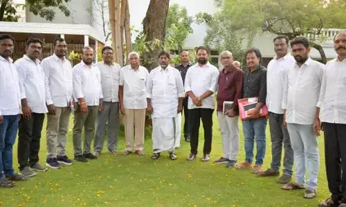 డిప్యూటీ సీఎంను కలిసిన ఆర్టిజన్ జేఏసీ నేతలు