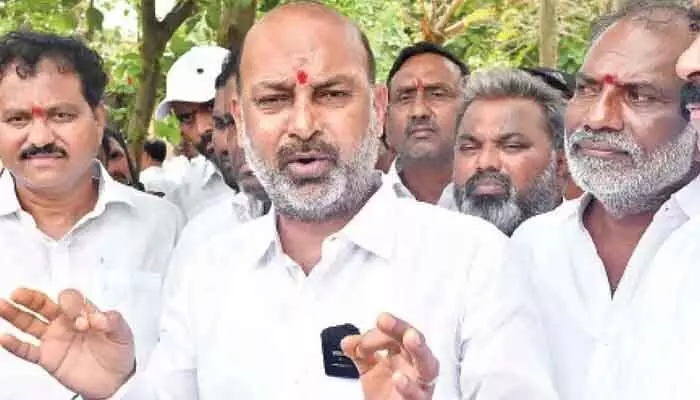 వడ్ల కొనుగోలులో నిర్లక్ష్యం ఎందుకు..? రేవంత్ సర్కార్పై బండి సంజయ్ ఆగ్రహం వడ్ల కొనుగోలులో నిర్లక్ష్యం ఎందుకు..? రేవంత్ సర్కార్పై బండి సంజయ్ ఆగ్రహం